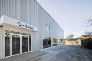 그레이 메탈로 완성한 모던 인더스트리얼 카페 OMONA